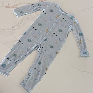 Kyte BABY Button Pajamas 🧑‍🚀🚀 Light Blue Space Pattern - size 18-24 month